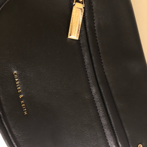 Charles & Keith cool black crossbody bag - Picture 4 of 4